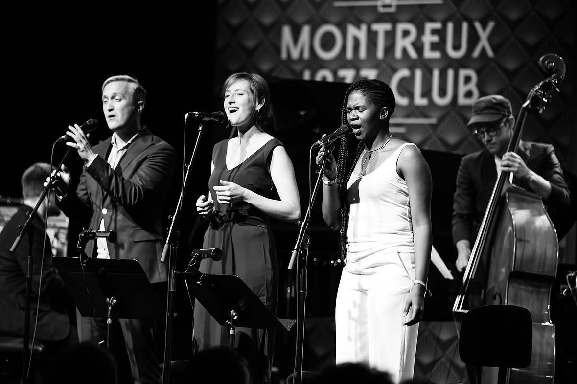Sara Decker singt mit Ensemble auf der Bühne des Montreux Jazz Club